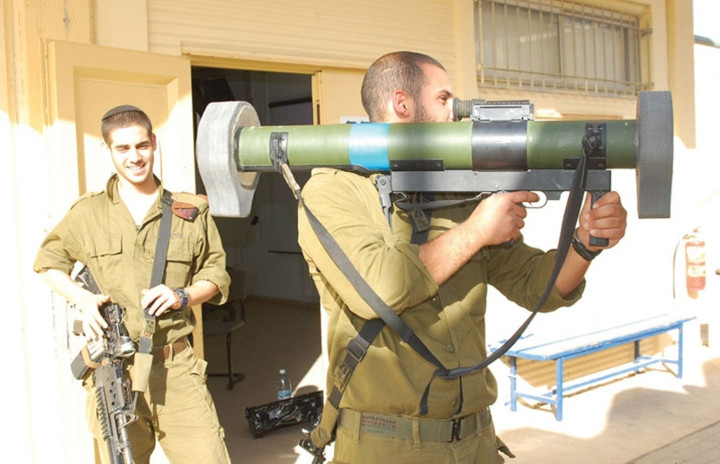 Bộ phận giảm giật của súng được thiết kế nhằm triệt tiêu phản lực của súng khi bắn. Ngoài ra, vị trí của bộ phận giảm giật còn được tính đến trọng tâm sức nặng vũ khí, đảm bảo sự cân bằng động khi bắn đạt độ chính xác cao. Ảnh: Military-Today.