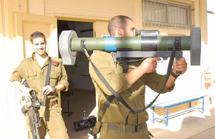 Bộ phận giảm giật của súng được thiết kế nhằm triệt tiêu phản lực của súng khi bắn. Ngoài ra, vị trí của bộ phận giảm giật còn được tính đến trọng tâm sức nặng vũ khí, đảm bảo sự cân bằng động khi bắn đạt độ chính xác cao. Ảnh: Military-Today.