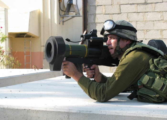 Tay cầm súng phía trước được thiết kế tương đối dài, tránh cho người lính khi bắn không bị bỏng tay, đồng thời đảm bảo cho người lính không bị tổn thương khi phóng đạn. Ảnh: Military-Today.