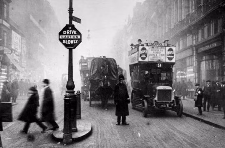 Trong bức ảnh chụp Thủ đô London năm 1914, cảnh sát giao thông dừng các phương tiện đang di chuyển để người đi bộ sang đường ở đoạn Rạp xiếc Ludgate. Ảnh Telegraph