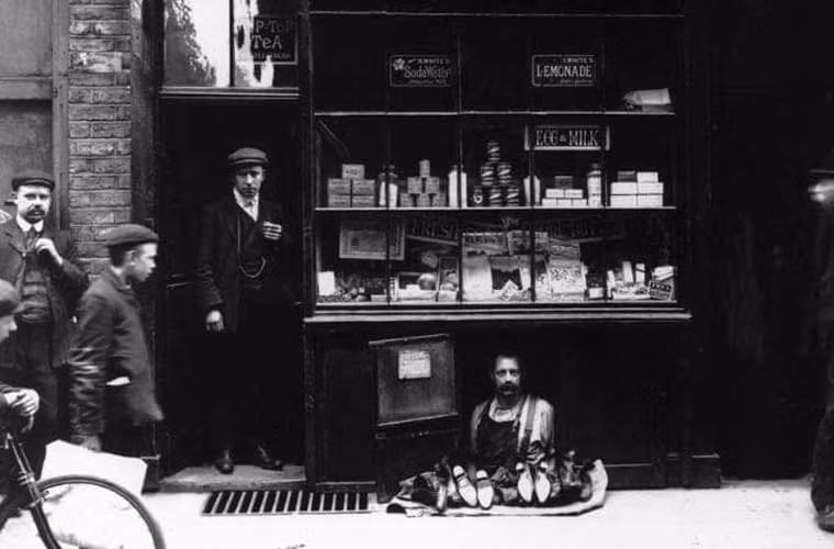 Cửa hàng sửa giày dép ở London. Ảnh Telegraph