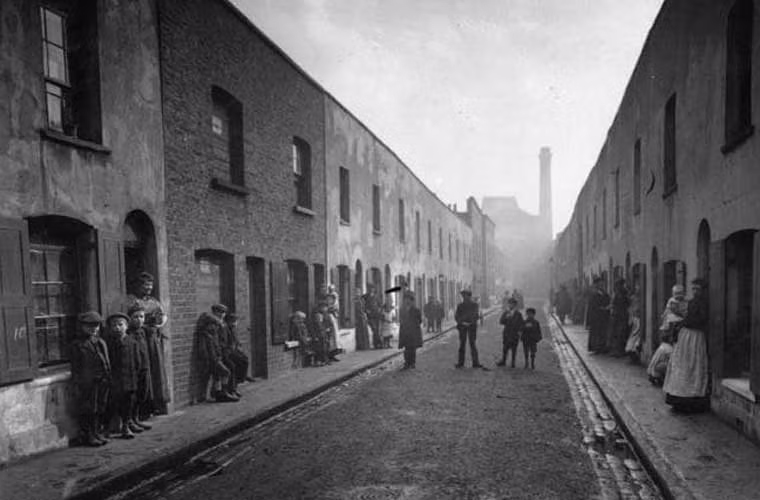 Con phố nghèo ở khu East End, London năm 1912. Ảnh Telegraph