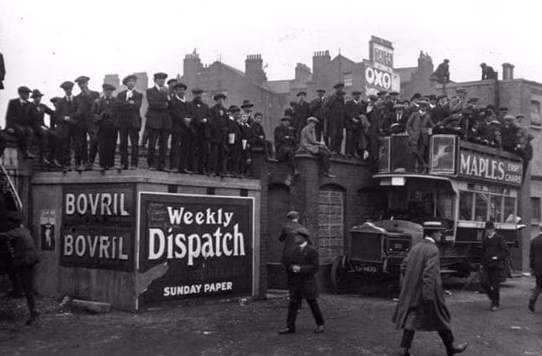 Những người đến muộn đứng lên cầu Stamford để xem trận thi đấu bóng đá đang diễn ra giữa đội Chelsea và Tottenham Hotspur năm 1913. Ảnh Telegraph