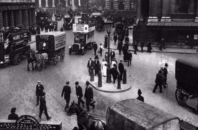 Người đi lại và xe cộ đi lại ở đoạn Ngân hàng Anh nhìn ra Trung tâm hối đoái ở London năm 1912. Ảnh Telegraph