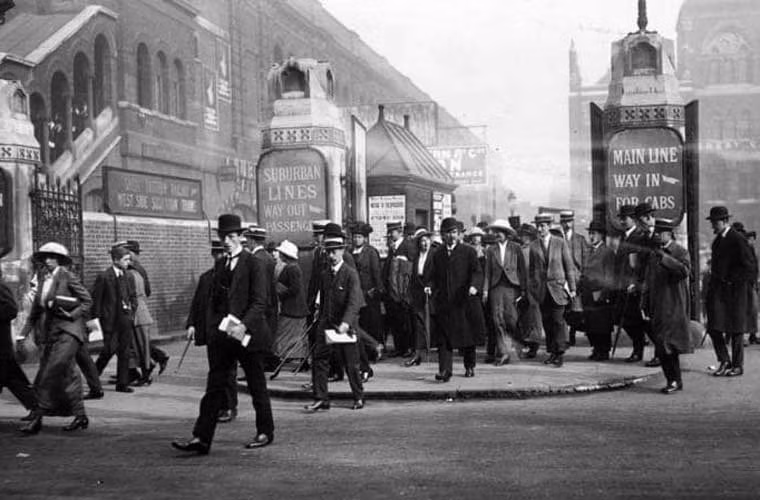 Những hành khách túa ra ở nhà ga đường sắt Liverpool năm 1915. Ảnh Telegraph