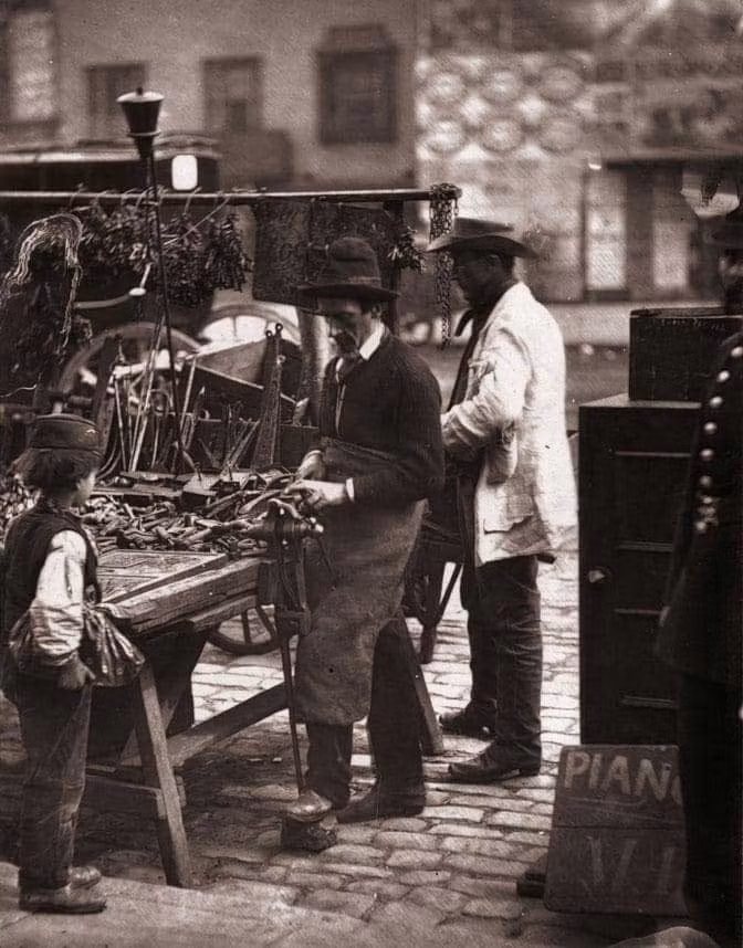 Thợ sửa khóa dạo trên đường phố London năm 1877. Ảnh Telegraph