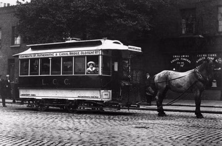 Xe điện do ngựa kéo ở London năm 1913. Ảnh Telegraph