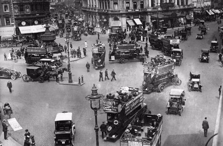 Xe cộ qua lại như mắc cửi ở đoạn Rạp xiếc Piccadilly, thành phố London năm 1912. Ảnh Telegraph