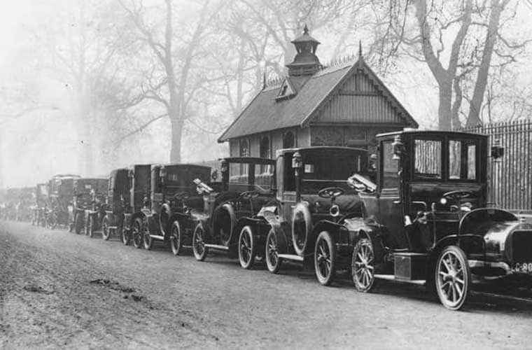 Hàng dài xe taxi ùn tắc ở đoạn Knightsbridge năm 1907. Ảnh Telegraph