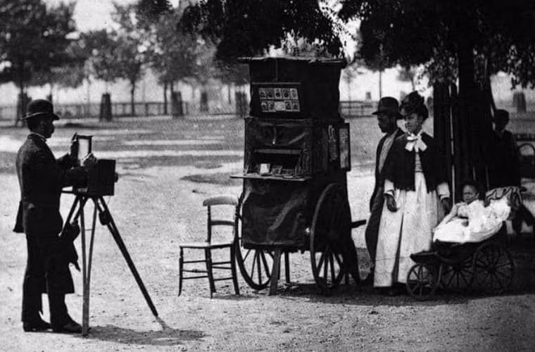 Một người chụp ảnh dạo ở phố Clapham Common. Ảnh Telegraph