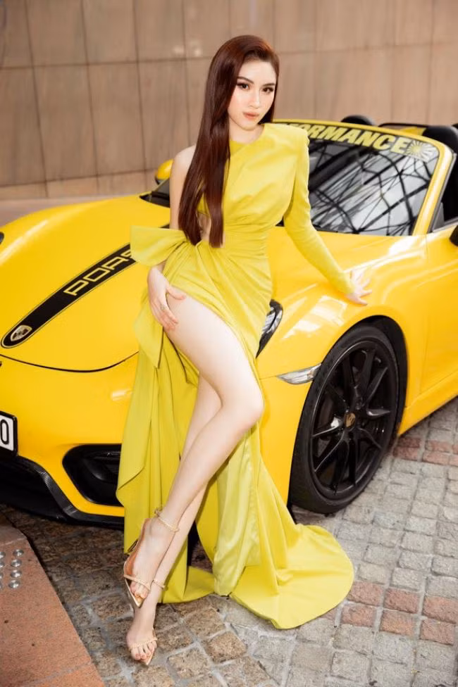 Người đẹp thường chọn những thiết kế tối giản hơn, ít đính kết, đa phần là xẻ đùi cao để khoe báu vật hình thể là đôi chân dài hơn 1m.