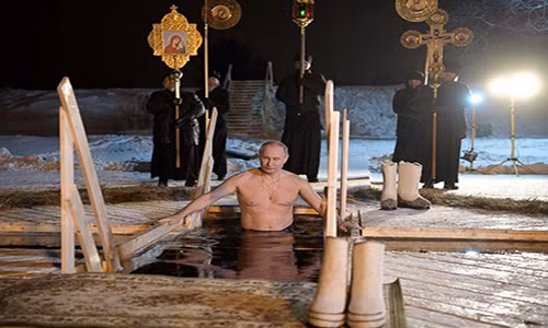 Tổng thống Vladimir Putin cởi trần tắm nước lạnh. Ảnh: Tass