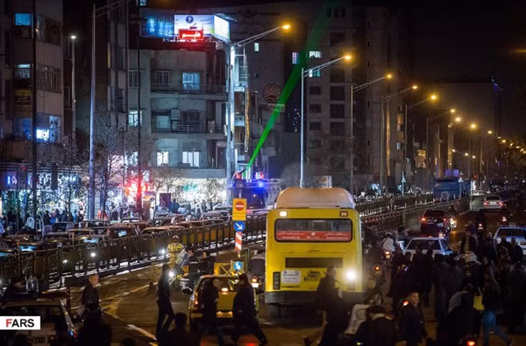 Trước đó, hàng nghìn người đã xuống đường biểu tình tại nhiều thành phố lớn ở Iran, trong đó có thủ đô Tehran, từ ngày 28/12 nhằm phản đối tình trạng thất nghiệp và giá cả leo thang trong suốt những tháng cuối năm 2017. Đây là làn sóng biểu tình chống chính phủ lớn nhất tại Iran kể từ khi xảy ra tình trạng bạo loạn năm 2009. Ảnh: FNA.