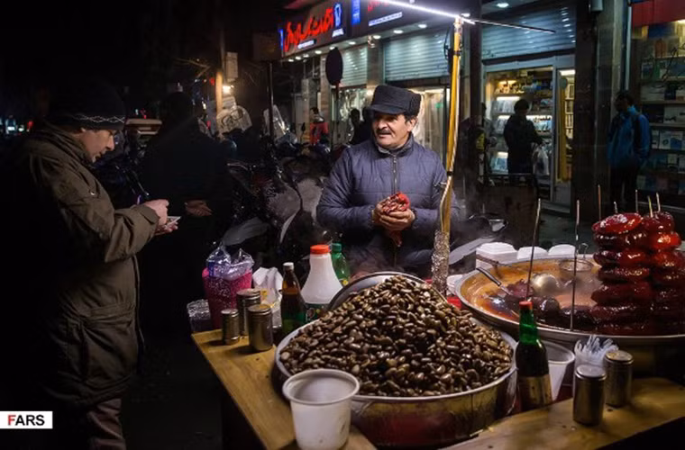 Quầy bán đồ ăn tại một góc thủ đô Tehran. Ảnh: FNA.