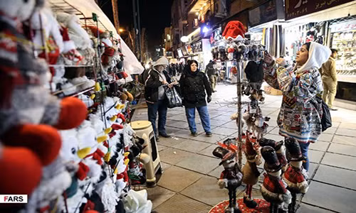 Cô gái phấn khởi bày bán các mặt hàng ngoài đường phố. Ảnh: FNA.