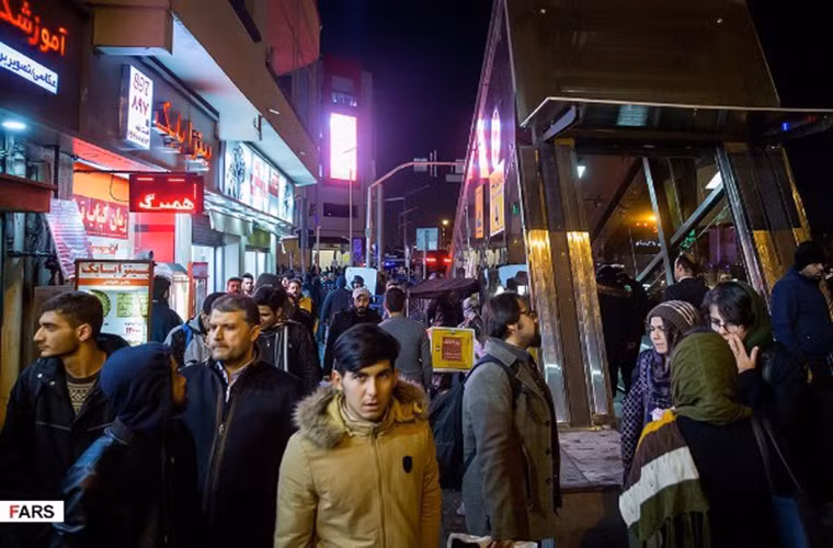 Một khu phố đông đúc người qua lại ở thủ đô Tehran. Ảnh: FNA.