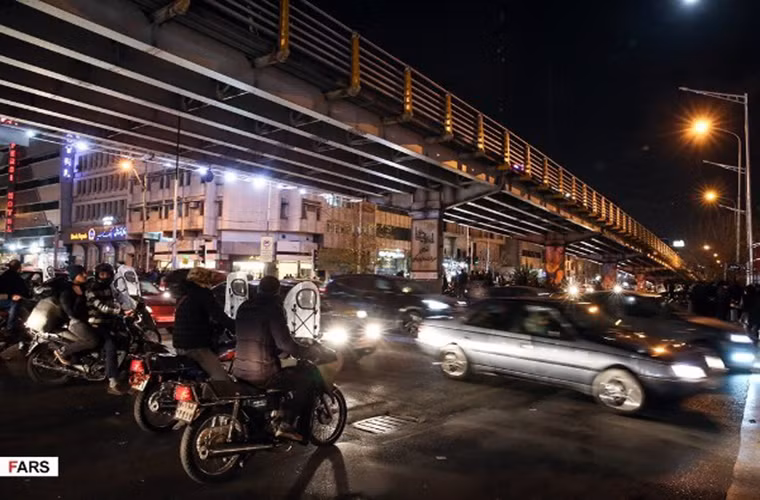 Các phương tiện di chuyển trên đường phố Tehran vào buổi tối. Ảnh: FNA.