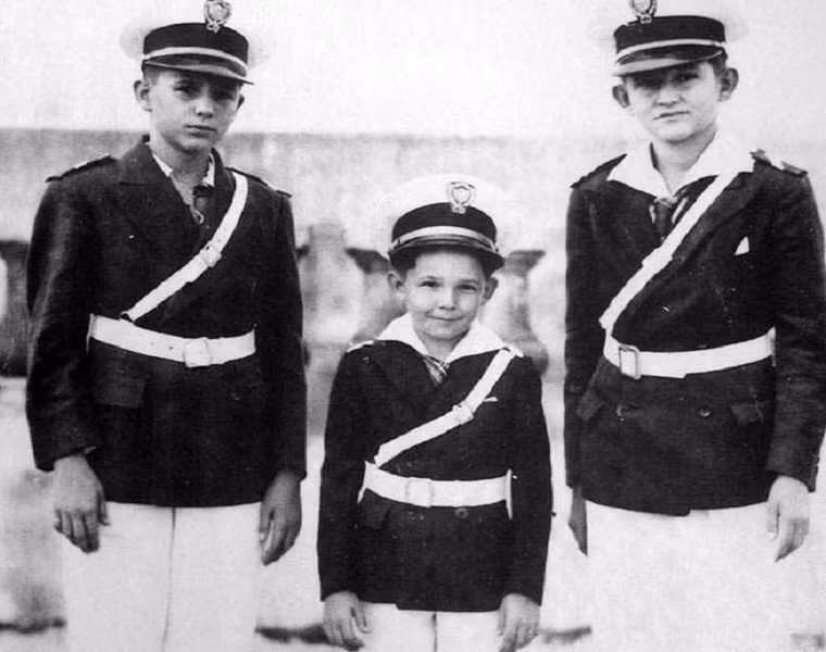 Lãnh tụ Fidel Castro (trái) thời trẻ chụp ảnh cùng các anh em trai Raul Castro và Ramon Castro (phải).