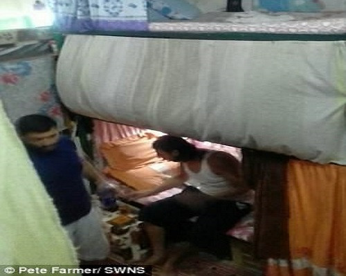 Điều kiện sống trong nhà tù địa ngục này rất khủng khiếp, dịch bệnh tràn lan và tù nhân phải sống chung với những con rệp, rận.