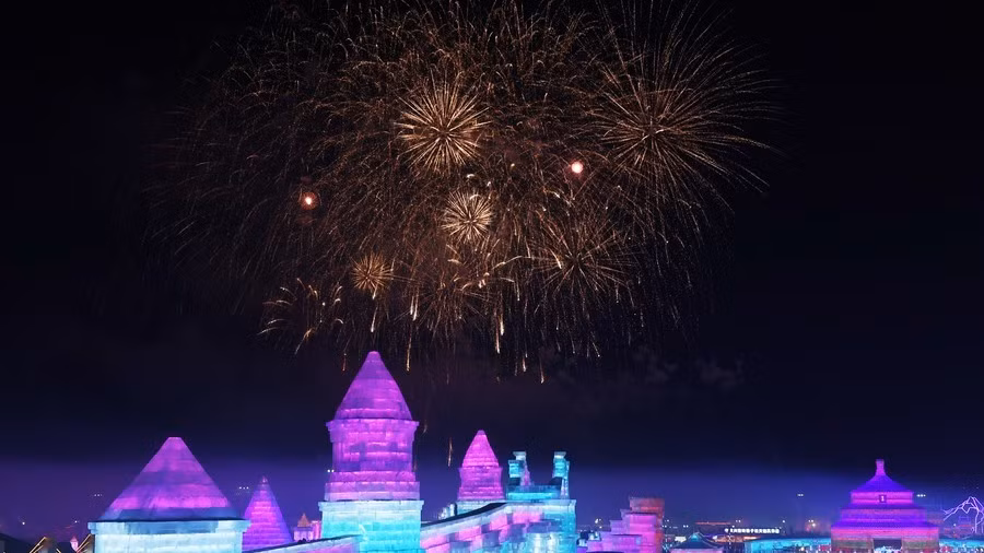 Pháo hoa rực sáng bầu trời trong lễ khai mạc lễ hội băng đăng ở Cáp Nhĩ Tân hôm 5/1. Ảnh: RT.