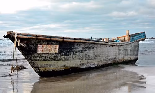 Lại có thêm tàu "ma" bí ẩn dạt vào bờ biển Nhật Bản hồi tuần trước. Ảnh: Asahi Shimbun.