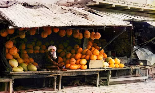 Một người bán hoa quả tươi tại chợ Samarkand.