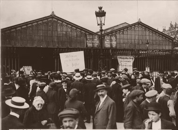 Cảnh đông đúc tại nhà ga xe lửa phía đông thủ đô Paris năm 1914.