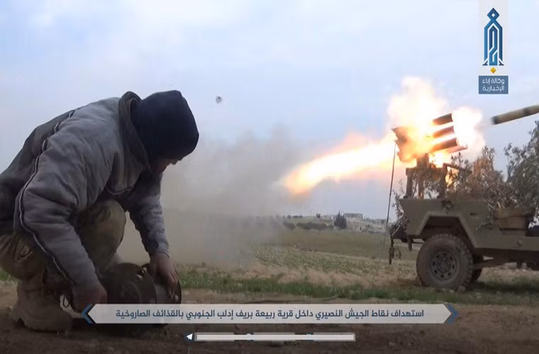 “Trong vài ngày qua, phiến quân HTS liên tục nã pháo vào các căn cứ của lực lượng chính phủ Damacus ở Đông Nam Idlib”, nguồn tin cho biết.