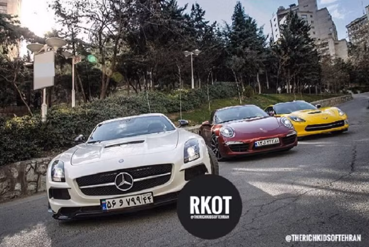 Nhiều siêu xe xếp hàng trên đường phố khiến không ít người phải ghen tỵ. Ảnh: BI.