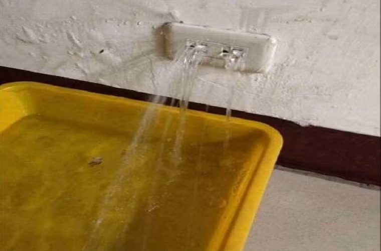 Nước tuôn ra xối xả từ… ổ điện. Ảnh: ER.