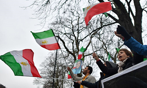 Người cầm cờ tập trung trước Đại sứ quán Iran ở London (Anh) hôm 2/1 để bày tỏ sự ủng hộ với những người Iran đang biểu tình trong nước.
