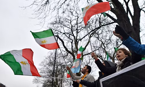 Người cầm cờ tập trung trước Đại sứ quán Iran ở London (Anh) hôm 2/1 để bày tỏ sự ủng hộ với những người Iran đang biểu tình trong nước.