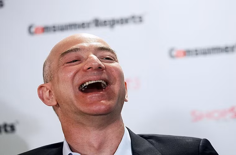 MacKenzie đã làm việc cùng Bezos tại D.E.Shaw. MacKenzie từng chia sẻ rằng cô rất thích tiếng cười của Bezos.
