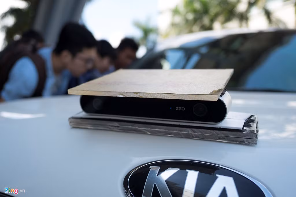 Khi không sử dụng hệ thống lidar (dò độ sâu hình ảnh), xe sẽ đưa ra một số quyết định sai do camera không kịp lấy nét trong điều kiện nắng gắt. Do đó, đây là chi tiết cần có trên một chiếc xe tự lái.