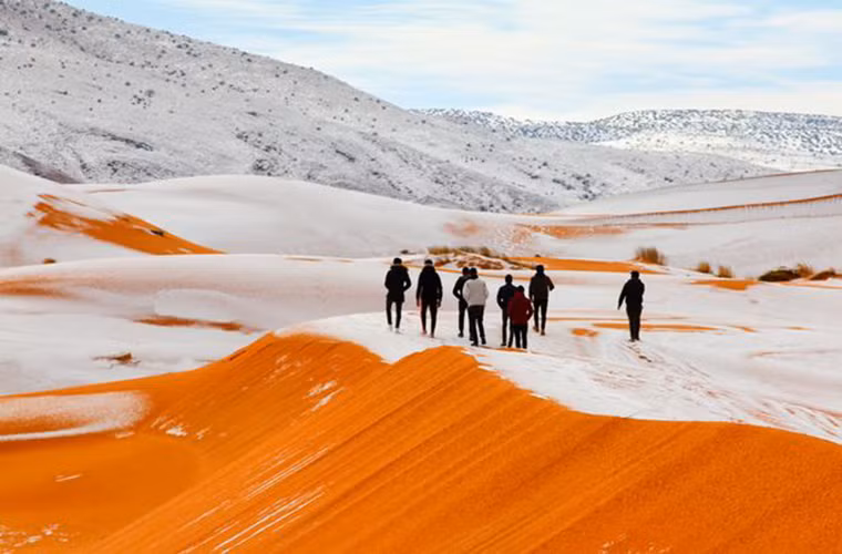 Đây là lần thứ ba trong vòng 37 năm, thị trấn Ain Sefran chứng kiến cảnh tuyết phủ trắng những đụn cát đỏ rực trên sa mạc nóng nhất thế giới. Ảnh: Mirror.