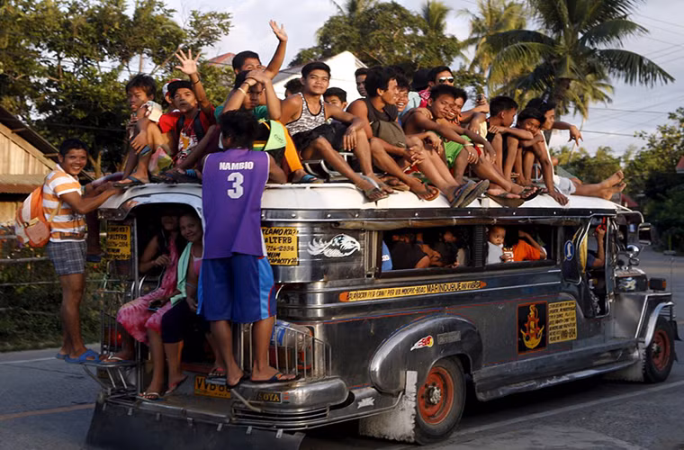 Một trong những phương tiện giao thông phổ biến ở Philippines là chiếc xe jeepney có từ thời Chiến tranh Thế giới thứ hai. Ảnh: BI.