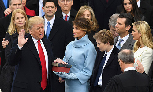 Ngày 20/1/2017, Tổng thống Trump tuyên thệ nhậm chức, chính thức trở thành ông chủ Nhà Trắng thứ 45 của nước Mỹ. Ảnh: Hello Magazine.