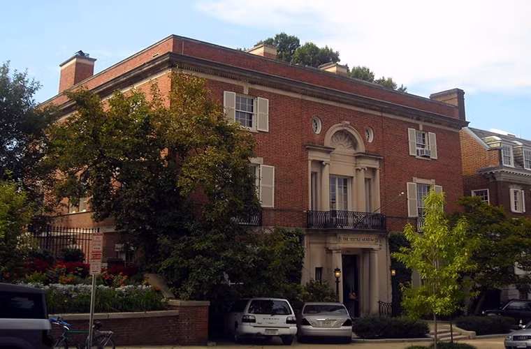 MacKenzie làm kế toán cho Amazon và là một trong những nhân viên đầu tiên của công ty này.