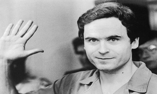 Ted Bundy vẫy tay trước ống kính trong phiên tòa xét xử y với cáo buộc tấn công và sát hại nhiều phụ nữ ở Florida năm 1978. Ảnh: ATI.