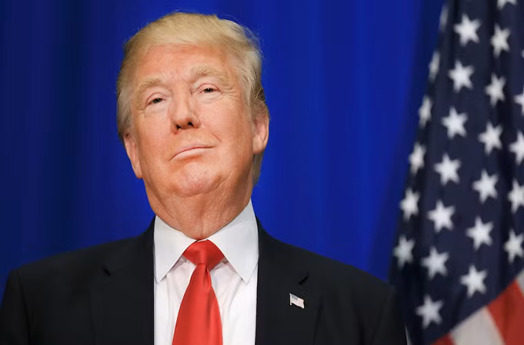 Tổng thống Trump từng tuyên bố không cho phép người chuyển giới phục vụ trong Quân đội Mỹ dưới bất kỳ hình thức nào. "Sau khi tham vấn với các tướng và chuyên gia quân sự, tôi xin thông báo rằng chính phủ Mỹ sẽ không chấp nhận hoặc cho phép bất kỳ người chuyển giới nào phục vụ trong Quân đội Mỹ dưới mọi hình thức", ông Trump viết trên Twitter ngày 26/7/2017. Đây là một trong những phát ngôn sốc nhất của Tổng thống Trump kể từ khi nhậm chức ngày 20/1/2017. Ảnh: Inquisitr.