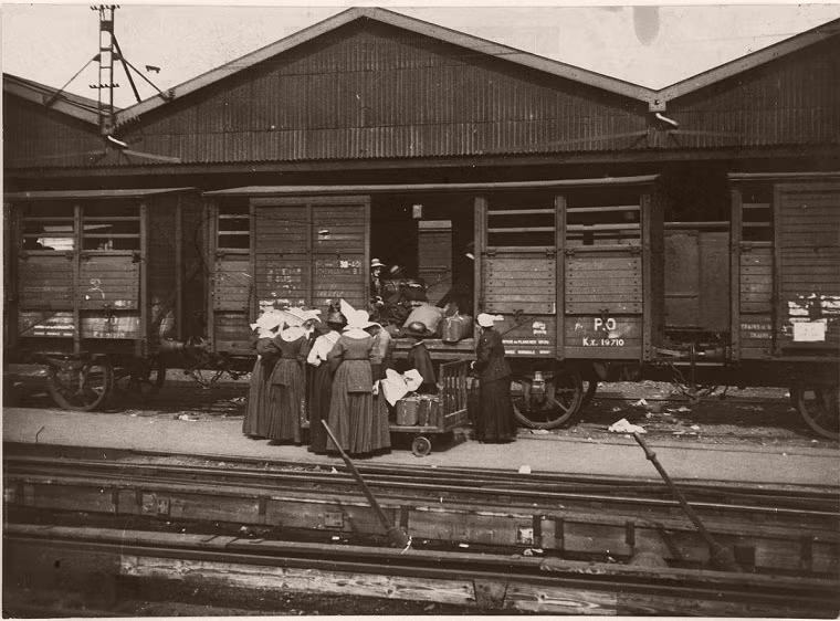 Tuy nằm cách xa tiền tuyến, Paris vẫn ít nhiều bị ảnh hưởng bởi cuộc chiến 100 năm trước. Ảnh: Chuyến tàu ở nhà ga Paris năm 1914.