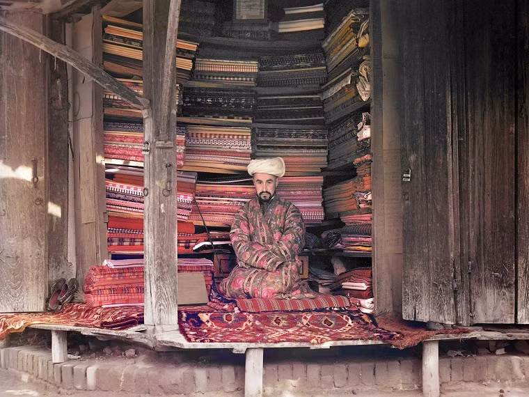 Samarkand, thành phố lớn thứ hai Uzbekistan, có lịch sử hơn 2.700 năm và từng là thủ đô của nhiều đế quốc khác nhau. Chợ ở Samarkand với các sản phẩm làm từ lụa, bông,…rất nổi tiếng trên Con đường Tơ lụa.