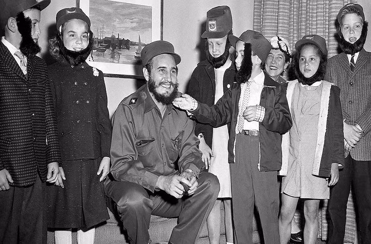 Học sinh Trường công lập № 20 Flushing ở Queens, thành phố New York (Mỹ), hóa trang giống lãnh đạo Fidel Castro khi đến thăm ông tại khách sạn Statler ngày 22/9/1959.