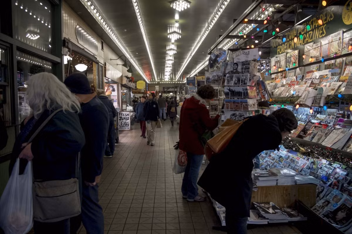 First And Pike News là sạp báo nằm ngay ở lối vào chợ Pike Place.