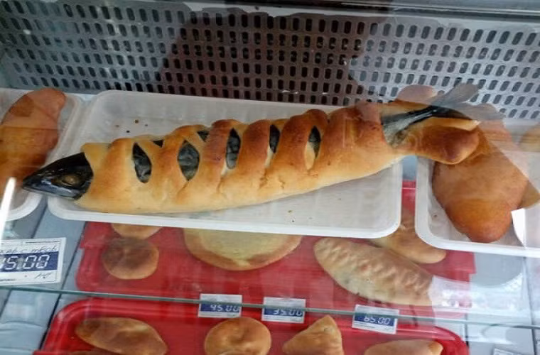 Bánh mỳ kẹp cá - món ăn đặc biệt chỉ có ở nước Nga? Ảnh: ER.