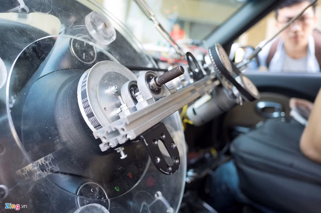 Phạm Quang Việt, trưởng dự án xe tự lái FPT cho biết mức độ thành thục của xe phụ thuộc vào thời gian "học". Thông thường, dữ liệu để dạy xe tự lái xấp xỉ 1 triệu ảnh, tương đương hơn 100 giờ lái. Hiện xe tự lái của FPT mới dừng ở cấp độ tự lái 1.0, đang hướng tới 2.0 và 3.0 vào năm tới.