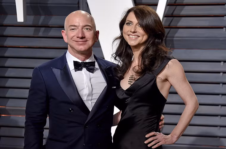 “Tôi nghĩ vợ tôi là người tháo vát, thông minh và xinh đẹp”, Bezos chia sẻ trên Vogue.
