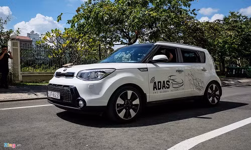 Chiếc xe tự lái của một nhóm kỹ sư FPT vừa có buổi chạy thử ở TP.HCM. Khi di chuyển, xe tự căn làn, rẽ theo vạch đường, tránh vật cản hoặc thắng gấp khi cần.