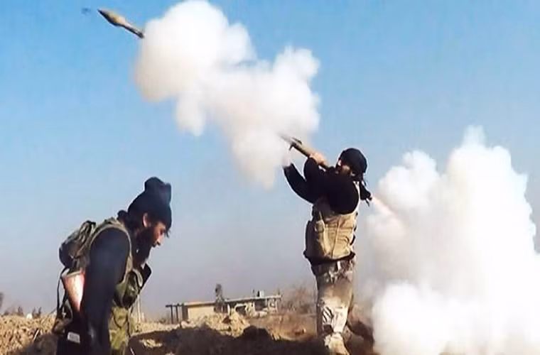 Truyền thông của nhóm IS đưa tin, nhóm khủng bố này đã chiếm được thị trấn Gharanij trên bờ đông sông Euphrates, đồng thời giết chết hơn 20 chiến binh SDF. Ảnh: Zaman Al Wasl.