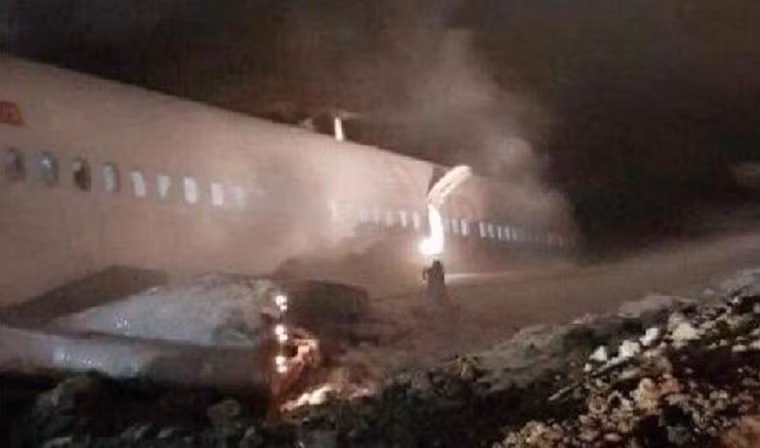 Một số hình ảnh của hãng tin Dogan cho thấy có khói bốc lên từ phi cơ vừa gặp nạn. Ảnh: The Sun. Một số hình ảnh của hãng tin Dogan cho thấy có khói bốc lên từ phi cơ vừa gặp nạn. Ảnh: The Sun.